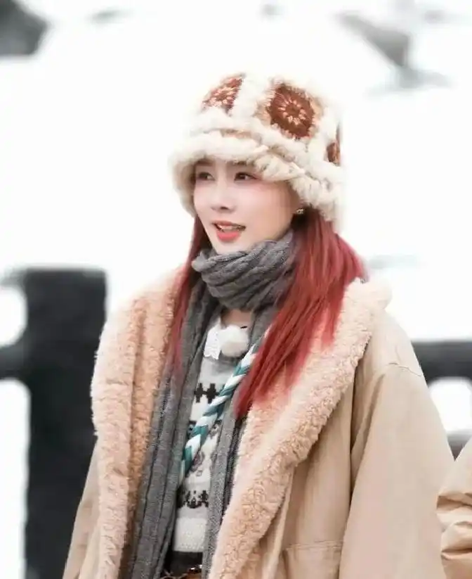 女明星的冬装_同色系材质比例穿搭_冬季保暖显瘦穿搭