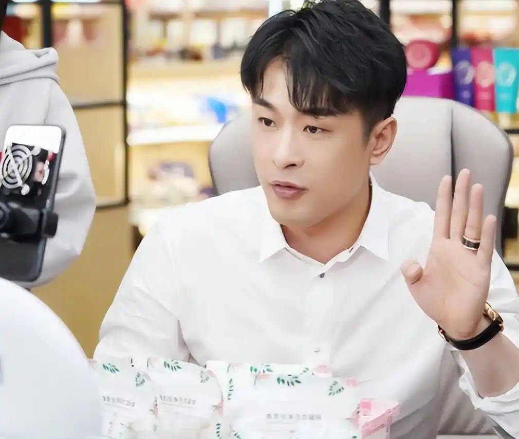 辛巴带货团队运营模式_辛巴直播带货下降趋势_网红八卦辛巴,